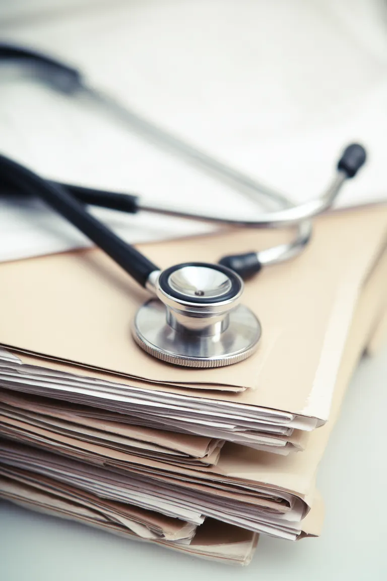 Médecin expliquant une analyse capillaire à un patient lors d'une consultation avant une greffe de cheveux.